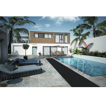 Venkovní pohled na dům s bazénem, lehátky a palmami