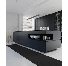 Moderní kuchyně s kuchyňským ostrůvkem, kuchyňskými skříňkami a kuchyňským běhounem