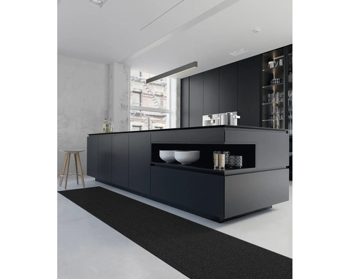 Moderní kuchyně s kuchyňským ostrůvkem, kuchyňskými skříňkami a kuchyňským běhounem