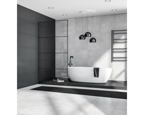 Moderní koupelna s volně stojící vanou, sprchovou zástěnou a ohřívačem ručníků