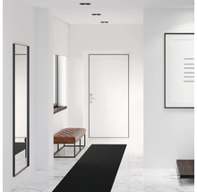 Světlá chodba se zrcadlem, lavicí, dveřmi a osvětlením