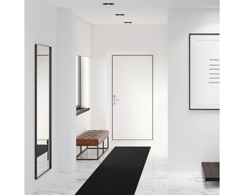 Světlá chodba se zrcadlem, lavicí, dveřmi a osvětlením