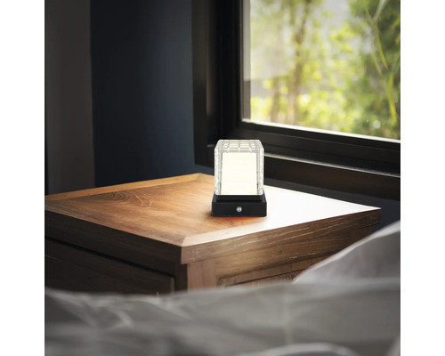 Stolní lampa s průhledným stínidlem na nočním stolku