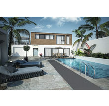 Vnější pohled na dvoupodlažní dům s bazénem, terasou a zahradním nábytkem.