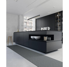 Moderní kuchyně s kuchyňským ostrovem, kuchyňskými skříňkami a kuchyňským běhounem