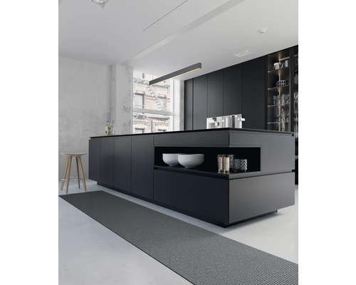 Moderní kuchyně s kuchyňským ostrovem, kuchyňskými skříňkami a kuchyňským běhounem