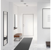 Světlá chodba s lavicí, zrcadlem a dveřmi