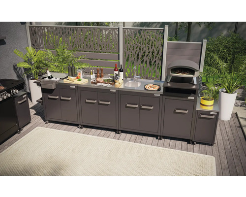 Venkovní kuchyně s grilem, dřezem a pecí na pizzu na terase