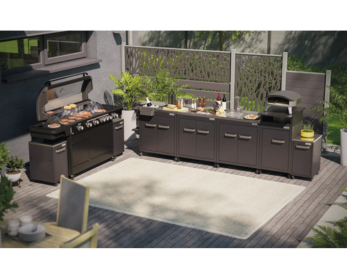 Venkovní kuchyně s grilem, umyvadlem, pecí na pizzu a pracovními plochami na terase