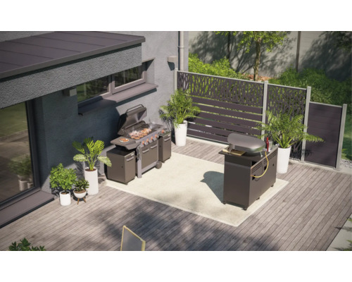 Terasa s grilem, venkovní kuchyní, zástěnou a rostlinami