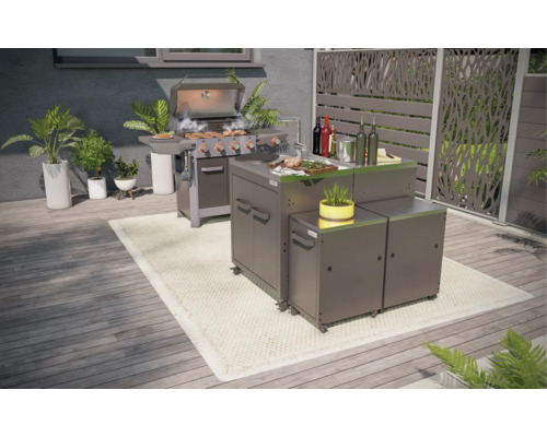 Venkovní prostor s grilem včetně grilu a spodních skříněk na terase