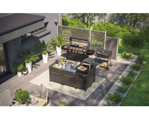 Terasa s venkovní kuchyní, plynovým grilem, grilem na dřevěné uhlí a pecí na pizzu na zahradě.