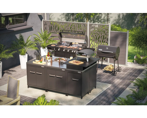 Venkovní kuchyně s grilem, pecí na pizzu a pracovní plochou na zahradě