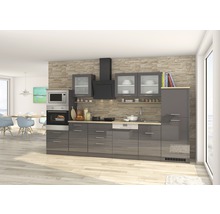 Kompletní kuchyně s elektrickými spotřebiči, pracovními deskami a skříněmi v moderním designu