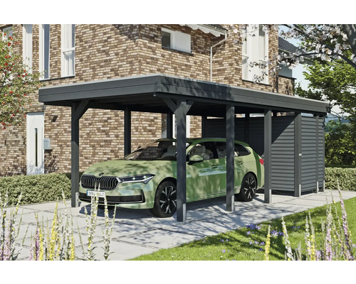 Dřevěný přístřešek pro auto s kůlnou na nářadí a zaparkovaným autem před ním.