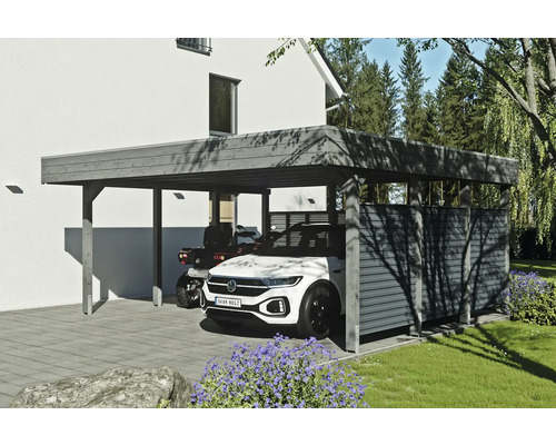 Dřevěný carport s úložným prostorem, autem a čtyřkolkou