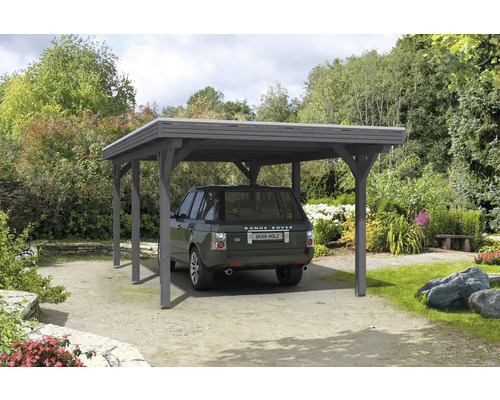 Auto pod dřevěným carportem