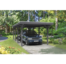 Dřevěný carport s autem a čtyřkolkou na zahradě