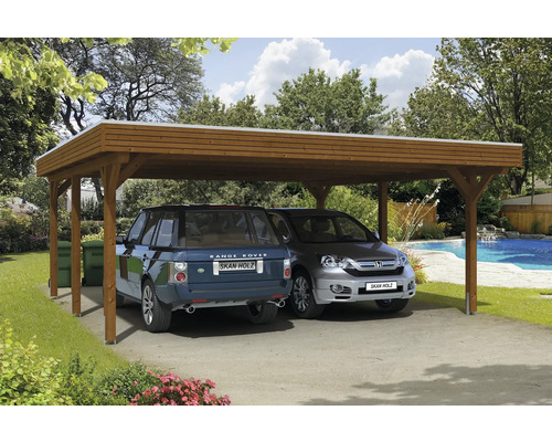 Dřevěný carport se dvěma zaparkovanými auty na zahradě