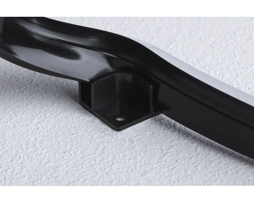 Detail černého profilu s držákem pro montáž na stěnu.