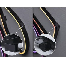 Detail LED nástěnné lampy s černým držákem pro montáž na stěnu.
