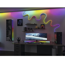 Zařízení herny se stolem, počítačem, regály a LED osvětlením