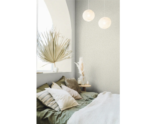 Ložnice s postelí, polštáři, odkládacím stolkem a dekorativními předměty