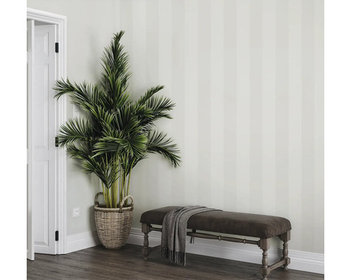 Dekorativní scéna s pokojovou rostlinou v koši a lavicí s přehozem