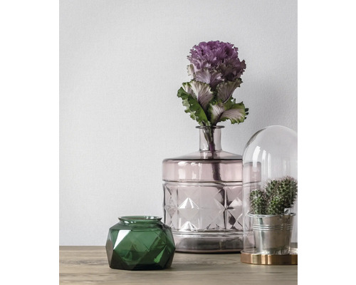 Dekorativní uspořádání se skleněnými vázami a kaktusem pod skleněným zvonem na stole