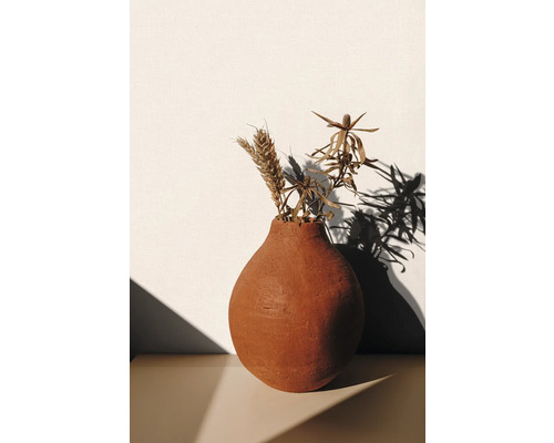 Keramická váza se sušenými květinami na stole