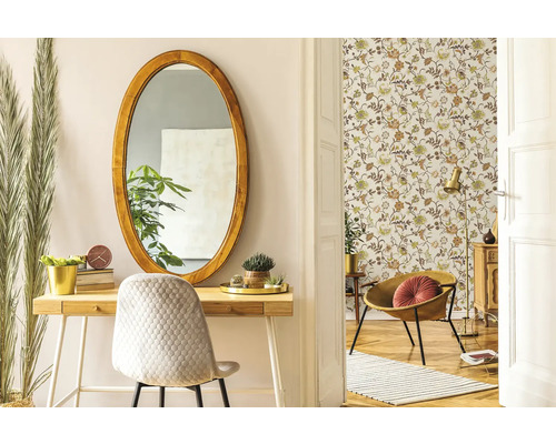 Světlý interiér s oválným zrcadlem, psacím stolem a květinovou tapetou