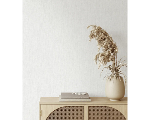 Dekorativní zátiší s vázou, rákosím a dřevěnou komodou