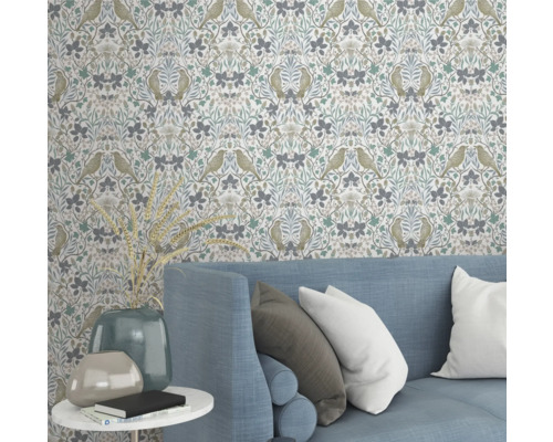 Dekorativní tapeta se vzorem ptáků a rostlin v obývacím pokoji nad pohovkou