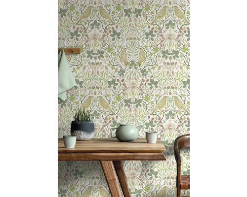 Obývací pokoj se vzorovanou tapetou s motivem ptáků a rostlin za dřevěným stolem