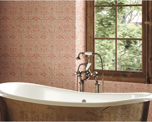 Koupelna s volně stojící vanou, armaturou a květinovou tapetou
