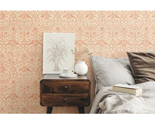 Ložnice s vzorovanou tapetou, nočním stolkem a postelí