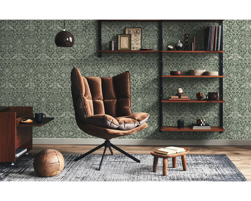 Obývací pokoj s křeslem, regálem a vzorovanou tapetou