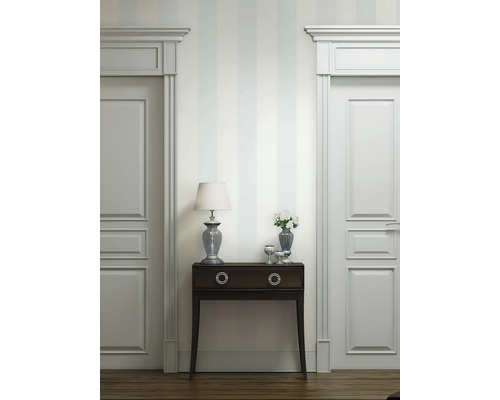 Chodba s konzolou, lampou a dvěma dveřmi