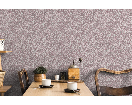 Obývací pokoj s květinovou tapetou a dřevěným jídelním stolem