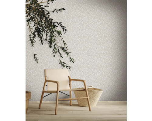 Místnost s vzorovanou tapetou, dřevěnou židlí a košíkem