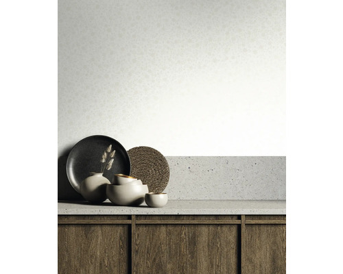 Dekorativní nádobí na betonové pracovní desce před stěnou