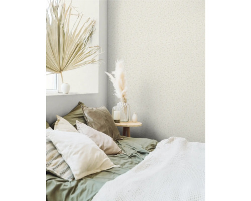 Ložnice s tapetou se vzorem, postelí s polštáři a dekoracemi.