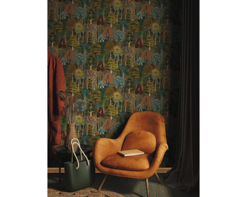 Návrh interiéru s tapetou s lesním vzorem, křeslem, taškou a dekorativními předměty pro útulnou atmosféru