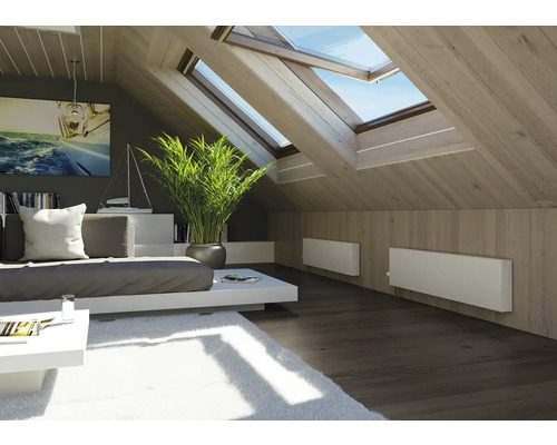 Světlý obývací pokoj se střešními okny, pohovkou a radiátory