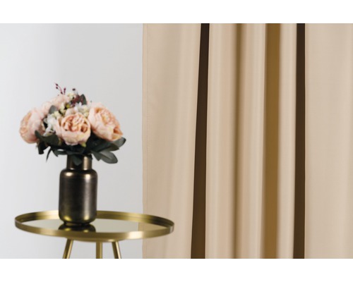 Ozdobné šály s květinovou vazbou na stole