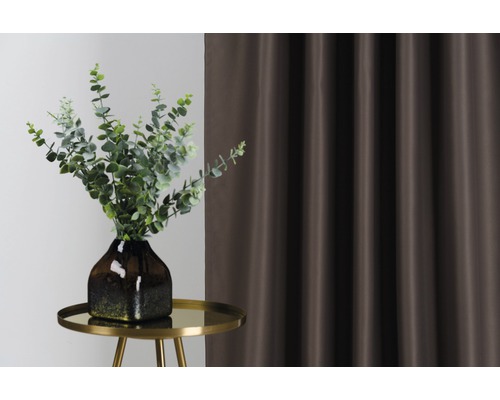 Dekorativní zátiší se závěsem, odkládacím stolkem a vázou se zelenými rostlinami