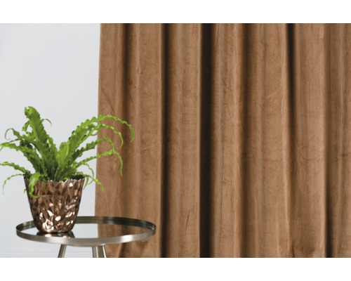 Dekorativní šály a hrnková rostlina na odkládacím stolku