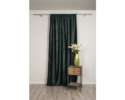 Dekorativní zelený závěs s vázou a nočním stolkem