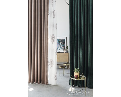 Interiérový pohled se závěsy různých barev a textur pro design interiéru