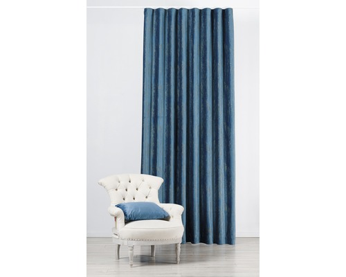 Dekorativní obytné prostředí se závěsem a křeslem